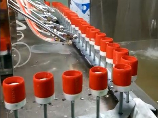 如何將噴涂速度由30s/個(gè)變?yōu)?.5s/個(gè)？鵬鯤噴漆設(shè)備教您實(shí)現(xiàn)