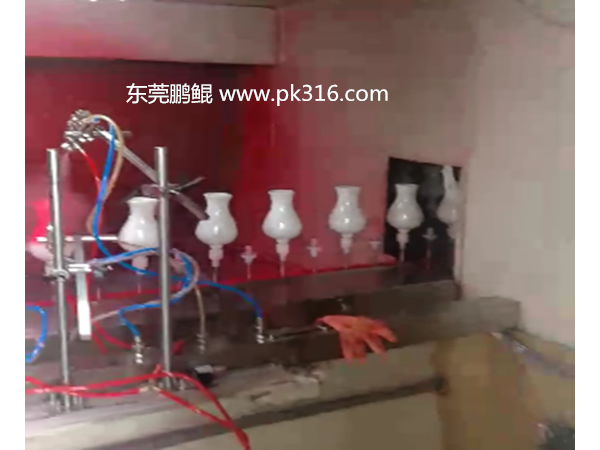 東莞鵬鯤自動陶瓷噴涂設(shè)備解決了噴涂行業(yè)招工難的問題！