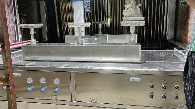 佛像三工位六軸聯動噴漆設備