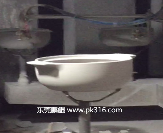 砂鍋?zhàn)詣?dòng)噴漆機(jī)