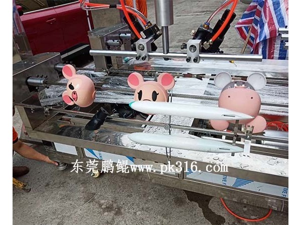 東莞自動噴涂玩具上色機(jī)器，同時噴多個工件!